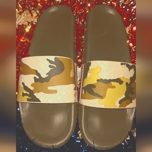 [Sold]Tommy Hilfiger Slides size 13